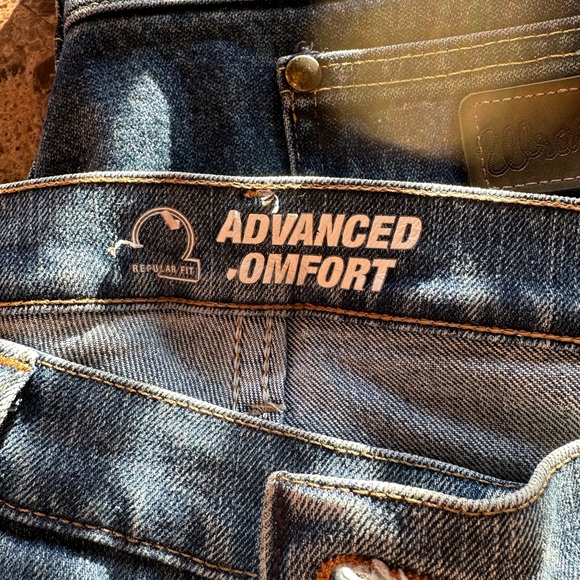 TWO pair of wrangler jeans - Picture 2 of 5